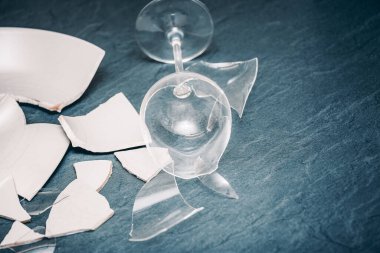 Mutfağın zemininde kırık tabaklar ya da kırık su bardakları. Mutfaktaki kaza kavramı, evin içindeki beden ve çocuklar için tehlikelidir..