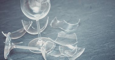 Mutfağın zemininde kırık tabaklar ya da kırık su bardakları. Mutfaktaki kaza kavramı, evin içindeki beden ve çocuklar için tehlikelidir..