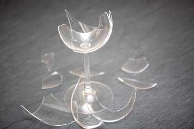 Mutfağın zemininde kırık tabaklar ya da kırık su bardakları. Mutfaktaki kaza kavramı, evin içindeki beden ve çocuklar için tehlikelidir..