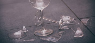 Mutfağın zemininde kırık tabaklar ya da kırık su bardakları. Mutfaktaki kaza kavramı, evin içindeki beden ve çocuklar için tehlikelidir..