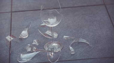 Mutfağın zemininde kırık tabaklar ya da kırık su bardakları. Mutfaktaki kaza kavramı, evin içindeki beden ve çocuklar için tehlikelidir..