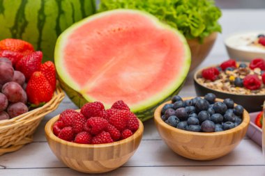 Toplu meyveler karışık ve sebzeler salata kasesi, fındık kasesi, çilek, muz ve ananas, portakal suyu, C vitamini..