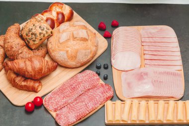 Sabah kahvaltı masada kruvasan ekmeği, kruvasan gevreği, pastırma, jambon, peynir, marul, fasulye, mısır gevreği, sağlıklı kahvaltı için meyve ve fotokopi alanı ile servis edilir.