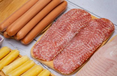 Sabah kahvaltısı sebze, kruvasan ekmeği, jambon, peynir, marul, fasulye, mısır gevreği ve meyveli olsun.