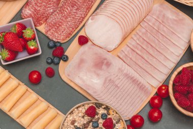 Sabah kahvaltı masada kruvasan ekmeği, kruvasan gevreği, pastırma, jambon, peynir, marul, fasulye, mısır gevreği, sağlıklı kahvaltı için meyve ve fotokopi alanı ile servis edilir.