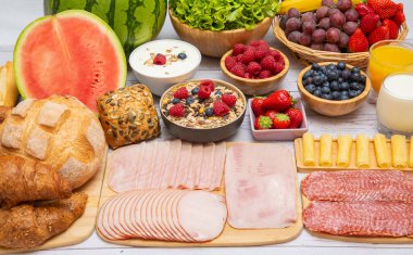 Sabah kahvaltısı sebze, kruvasan ekmeği, jambon, peynir, marul, fasulye, mısır gevreği ve meyveli olsun.