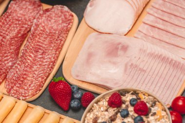 Sabah kahvaltı masada kruvasan ekmeği, kruvasan gevreği, pastırma, jambon, peynir, marul, fasulye, mısır gevreği, sağlıklı kahvaltı için meyve ve fotokopi alanı ile servis edilir.