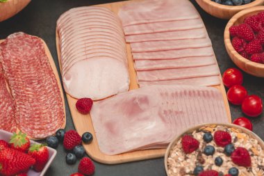 Sabah kahvaltı masada kruvasan ekmeği, kruvasan gevreği, pastırma, jambon, peynir, marul, fasulye, mısır gevreği, sağlıklı kahvaltı için meyve ve fotokopi alanı ile servis edilir.