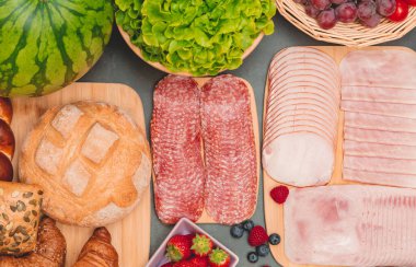 Sabah kahvaltı masada kruvasan ekmeği, kruvasan gevreği, pastırma, jambon, peynir, marul, fasulye, mısır gevreği, sağlıklı kahvaltı için meyve ve fotokopi alanı ile servis edilir.