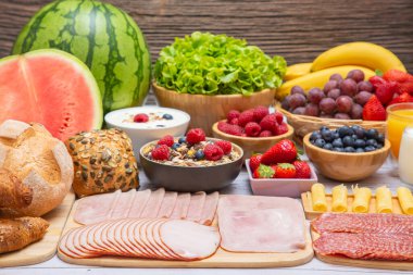 Sabah kahvaltısı sebze, kruvasan ekmeği, jambon, peynir, marul, fasulye, mısır gevreği ve meyveli olsun.