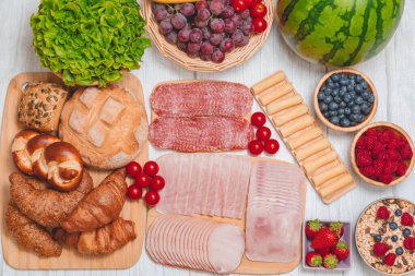 Sabah kahvaltı masada kruvasan ekmeği, kruvasan gevreği, pastırma, jambon, peynir, marul, fasulye, mısır gevreği, sağlıklı kahvaltı için meyve ve fotokopi alanı ile servis edilir.