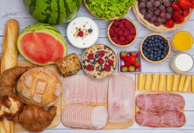 Sabah kahvaltısı sebze, kruvasan ekmeği, jambon, peynir, marul, fasulye, mısır gevreği ve meyveli olsun.