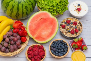 Toplu meyveler karışık ve sebzeler salata kasesi, fındık kasesi, çilek, muz ve ananas, portakal suyu, C vitamini..