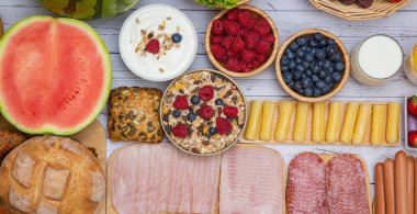 Sabah kahvaltısı sebze, kruvasan ekmeği, jambon, peynir, marul, fasulye, mısır gevreği ve meyveli olsun.