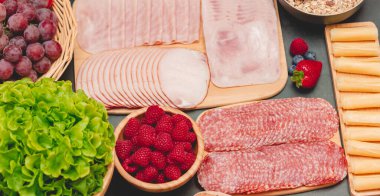 Sabah kahvaltı masada kruvasan ekmeği, kruvasan gevreği, pastırma, jambon, peynir, marul, fasulye, mısır gevreği, sağlıklı kahvaltı için meyve ve fotokopi alanı ile servis edilir.