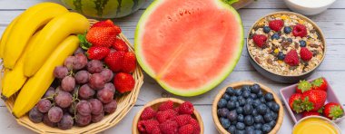 Toplu meyveler karışık ve sebzeler salata kasesi, fındık kasesi, çilek, muz ve ananas, portakal suyu, C vitamini..