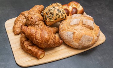 Kruvasan ekmeği. Sabah kahvaltısı. Tahta tepside sağlıklı ve diyet yiyecekler.