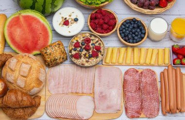 Sabah kahvaltısı sebze, kruvasan ekmeği, jambon, peynir, marul, fasulye, mısır gevreği ve meyveli olsun.