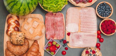 Sabah kahvaltı masada kruvasan ekmeği, kruvasan gevreği, pastırma, jambon, peynir, marul, fasulye, mısır gevreği, sağlıklı kahvaltı için meyve ve fotokopi alanı ile servis edilir.