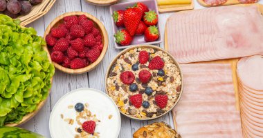 Sabah kahvaltısı sebze, kruvasan ekmeği, jambon, peynir, marul, fasulye, mısır gevreği ve meyveli olsun.