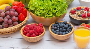 Toplu meyveler karışık ve sebzeler salata kasesi, fındık kasesi, çilek, muz ve ananas, portakal suyu, C vitamini..