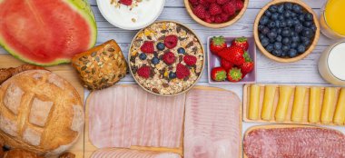 Sabah kahvaltısı sebze, kruvasan ekmeği, jambon, peynir, marul, fasulye, mısır gevreği ve meyveli olsun.