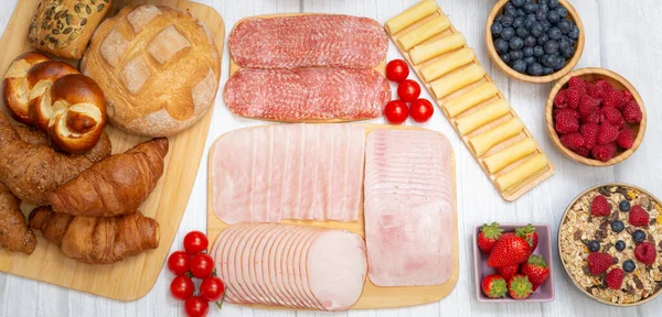 Sabah kahvaltı masada kruvasan ekmeği, kruvasan gevreği, pastırma, jambon, peynir, marul, fasulye, mısır gevreği, sağlıklı kahvaltı için meyve ve fotokopi alanı ile servis edilir.