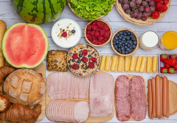 Sabah kahvaltısı sebze, kruvasan ekmeği, jambon, peynir, marul, fasulye, mısır gevreği ve meyveli olsun.