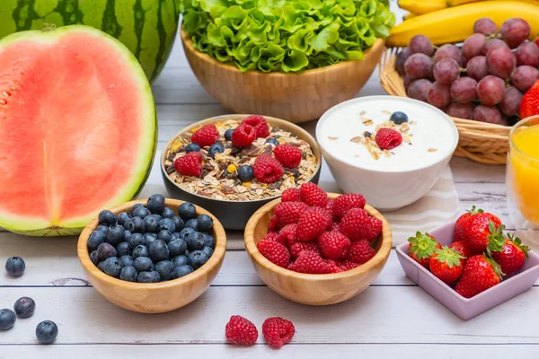 Toplu meyveler karışık ve sebzeler salata kasesi, fındık kasesi, çilek, muz ve ananas, portakal suyu, C vitamini..