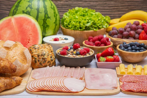 Sabah kahvaltısı sebze, kruvasan ekmeği, jambon, peynir, marul, fasulye, mısır gevreği ve meyveli olsun.