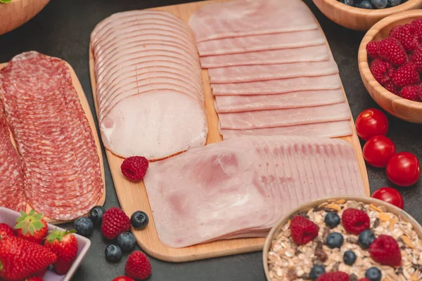 Sabah kahvaltı masada kruvasan ekmeği, kruvasan gevreği, pastırma, jambon, peynir, marul, fasulye, mısır gevreği, sağlıklı kahvaltı için meyve ve fotokopi alanı ile servis edilir.