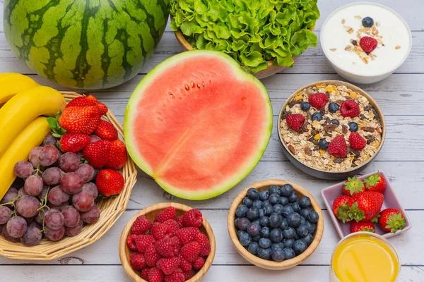 Toplu meyveler karışık ve sebzeler salata kasesi, fındık kasesi, çilek, muz ve ananas, portakal suyu, C vitamini..