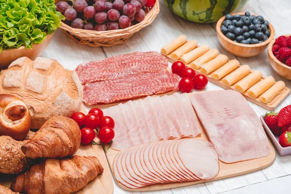 Sabah kahvaltı masada kruvasan ekmeği, kruvasan gevreği, pastırma, jambon, peynir, marul, fasulye, mısır gevreği, sağlıklı kahvaltı için meyve ve fotokopi alanı ile servis edilir.