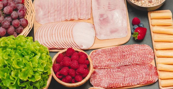 Sabah kahvaltı masada kruvasan ekmeği, kruvasan gevreği, pastırma, jambon, peynir, marul, fasulye, mısır gevreği, sağlıklı kahvaltı için meyve ve fotokopi alanı ile servis edilir.