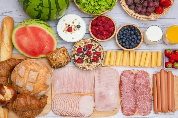 Sabah kahvaltısı sebze, kruvasan ekmeği, jambon, peynir, marul, fasulye, mısır gevreği ve meyveli olsun.