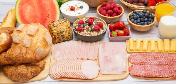 Sabah kahvaltısı sebze, kruvasan ekmeği, jambon, peynir, marul, fasulye, mısır gevreği ve meyveli olsun.