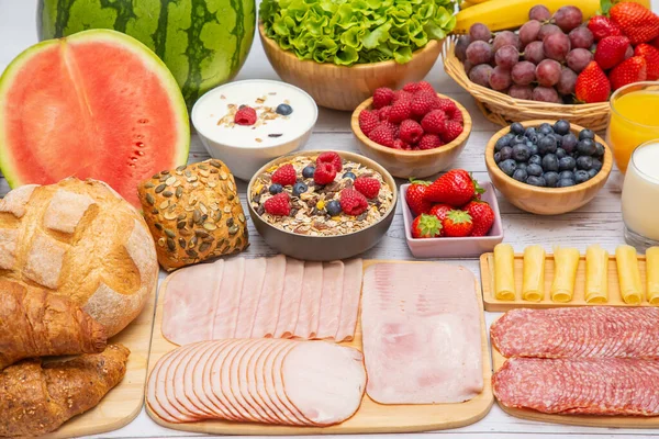 Sabah kahvaltısı sebze, kruvasan ekmeği, jambon, peynir, marul, fasulye, mısır gevreği ve meyveli olsun.