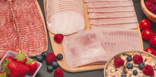 Sabah kahvaltı masada kruvasan ekmeği, kruvasan gevreği, pastırma, jambon, peynir, marul, fasulye, mısır gevreği, sağlıklı kahvaltı için meyve ve fotokopi alanı ile servis edilir.