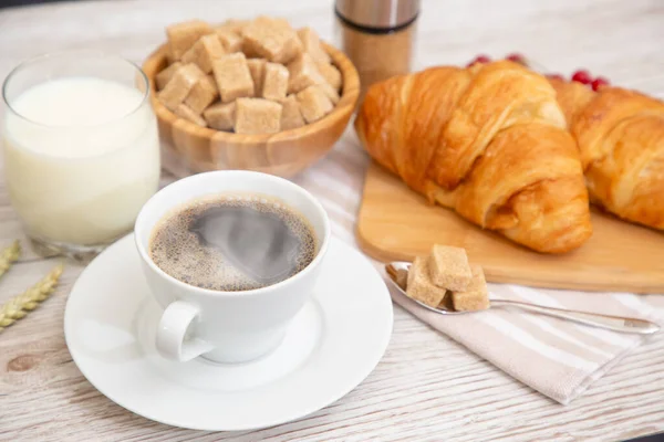 อาหารเช าในตอนเช าพร อมถ วยกาแฟส บขนมป บคร วซองต และผลไม บนโต — ภาพถ่ายสต็อก