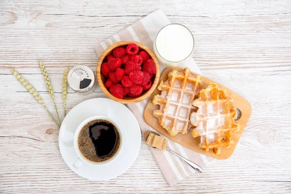 Frühstück Morgen Mit Schwarzer Kaffeetasse Mit Brot Mit Croissant Und — Stockfoto