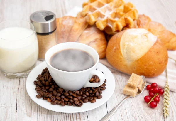 Frukost Morgonen Med Svart Kaffekopp Med Bröd Med Croissant Och — Stockfoto