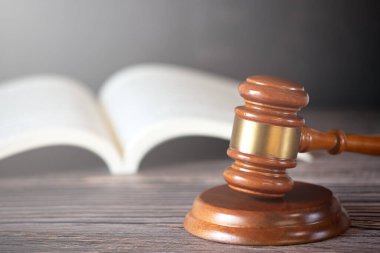 Tahta arka planda hukuk kitabı olan yaşlı tahta çekiç yargı ve adalet için kullanılır..