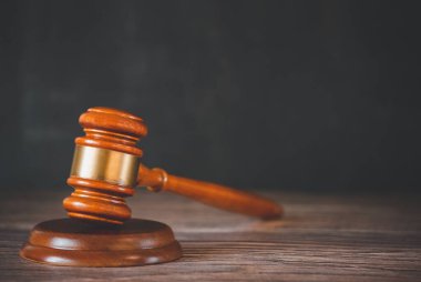 Tahta arka planda hukuk kitabı olan yaşlı tahta çekiç yargı ve adalet için kullanılır..