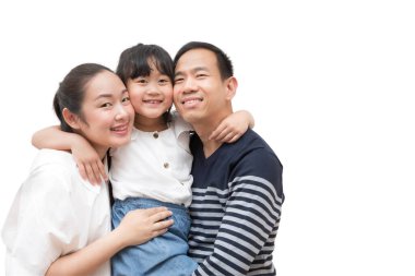 Mutlu bir aile kadını ve küçük çocuklu bir adam beyaz arka planda izole edilmiş gülümseme ve eğlence.