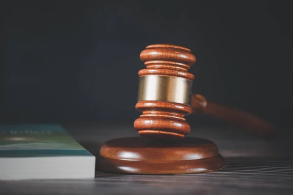 Altes Holz Richterhammer mit Gesetzbuch auf dem Tisch Holzhintergrund, Gebraucht für Urteil und Gerechtigkeit. — Stockbild Altes Holz Richterhammer Mit Gesetzbuch Auf Dem Tisch Holzhintergrund Gebraucht — Stockfoto
