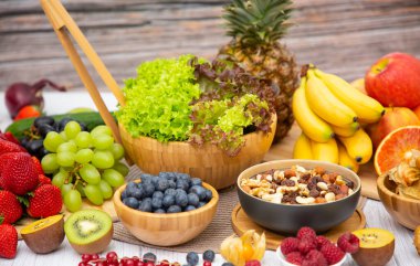 Grup Meyveli Karışık Sebzeler, salata kasesi, fındık kasesi, çilek, muz ve ananas, portakal suyu, C vitamini..