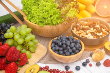 Grup Meyveli Karışık Sebzeler, salata kasesi, fındık kasesi, çilek, muz ve ananas, portakal suyu, C vitamini..