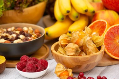 Grup Meyveli Karışık Sebzeler, salata kasesi, fındık kasesi, çilek, muz ve ananas, portakal suyu, C vitamini..