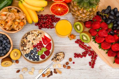 Grup Meyveli Karışık Sebzeler, salata kasesi, fındık kasesi, çilek, muz ve ananas, portakal suyu, C vitamini..
