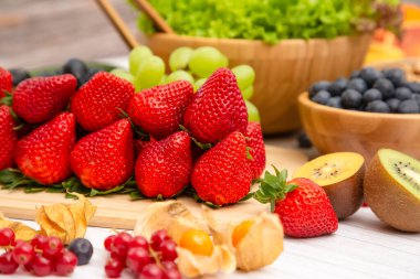 Grup Meyveli Karışık Sebzeler, salata kasesi, fındık kasesi, çilek, muz ve ananas, portakal suyu, C vitamini..